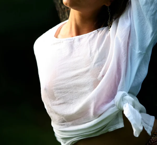 Camisa branca molhada — Fotografia de Stock