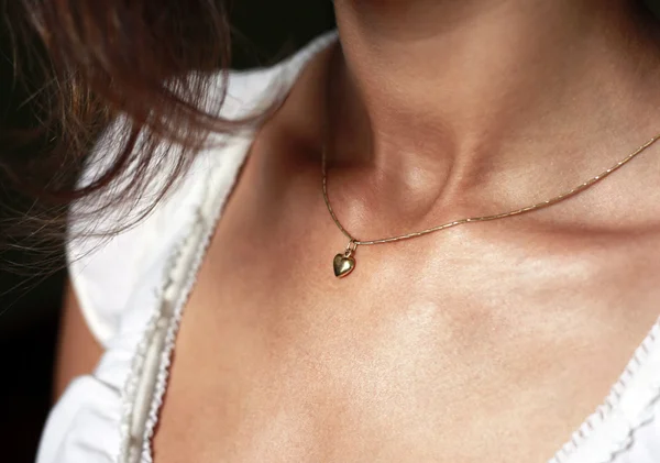 Cuello femenino con una cadena —  Fotos de Stock