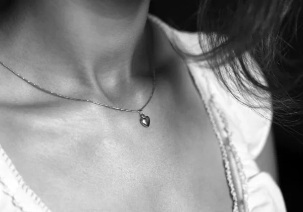Cuello femenino con una cadena —  Fotos de Stock
