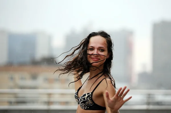 Baila bajo la lluvia — Foto de Stock