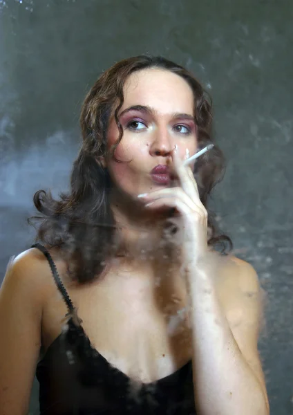 Retrato com um cigarro — Fotografia de Stock