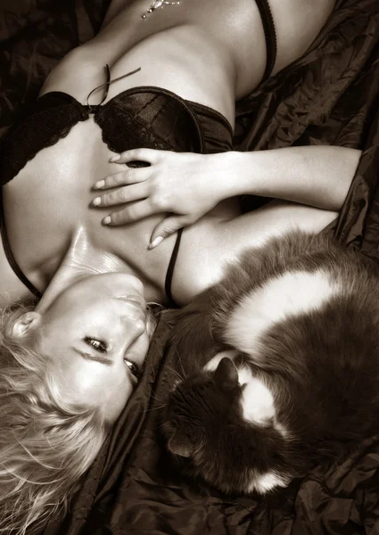 Красивая женщина и кошка — стоковое фото