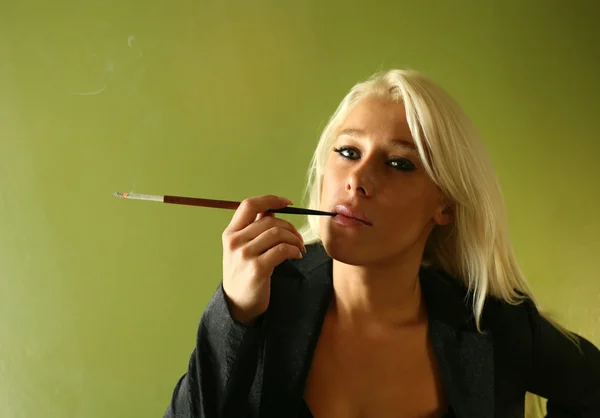 MÄDCHEN MIT einer Zigarette — Stockfoto