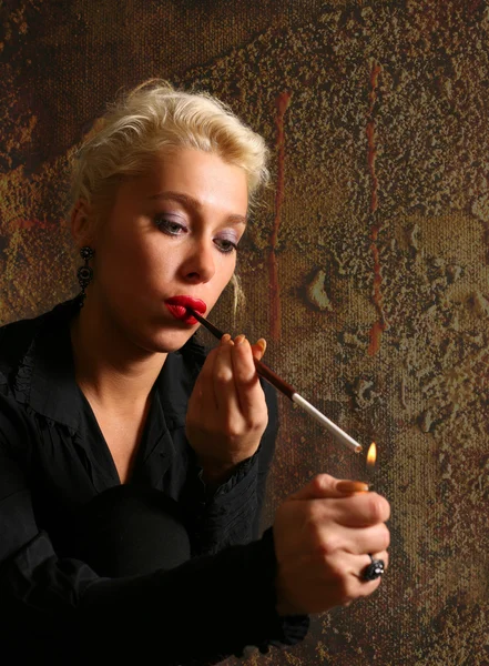 De blonde met een sigaret — Stockfoto