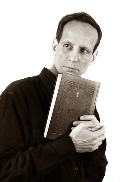 Человек с библией — стоковое фото