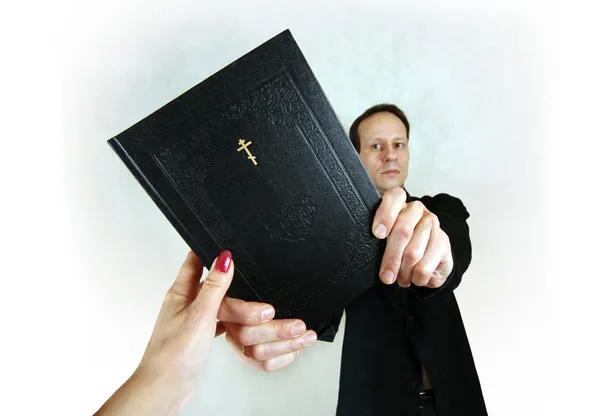 Manusia dengan Alkitab — Stok Foto