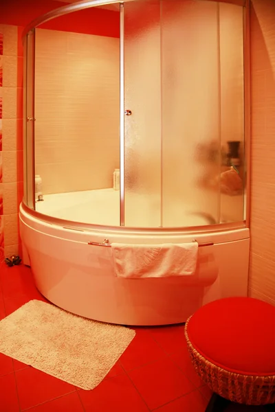 Baño rojo moderno — Foto de Stock
