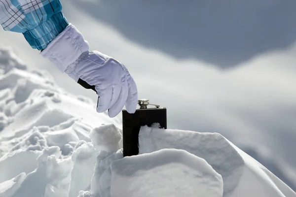 Hipflask στο χιόνι — Φωτογραφία Αρχείου