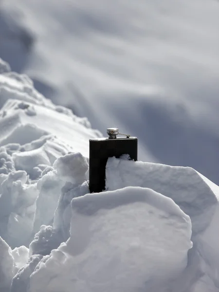 Hipflask na śniegu — Zdjęcie stockowe