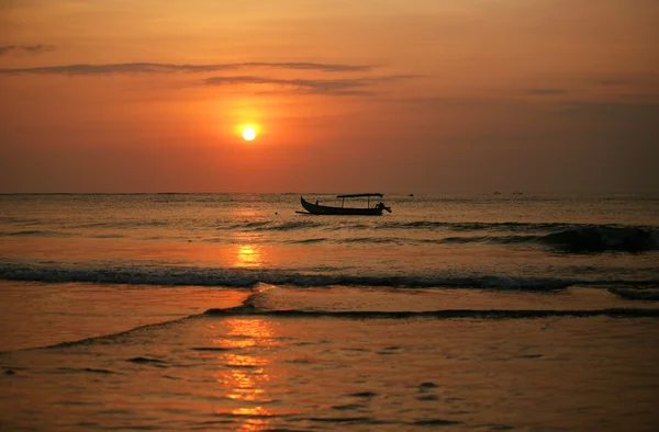 Drijvende boot op een zonsondergang — Stockfoto