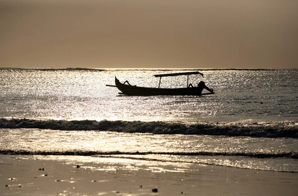 Treibendes Boot bei Sonnenuntergang — Stockfoto