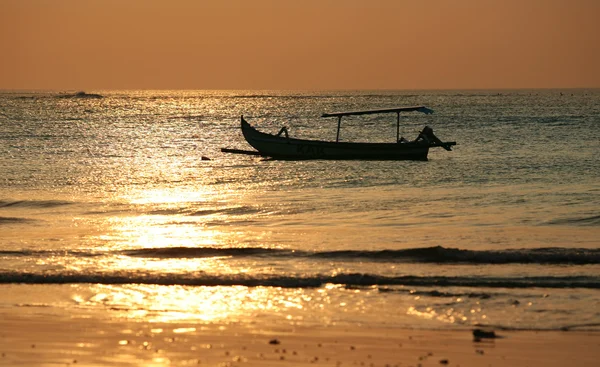Treibendes Boot bei Sonnenuntergang — Stockfoto