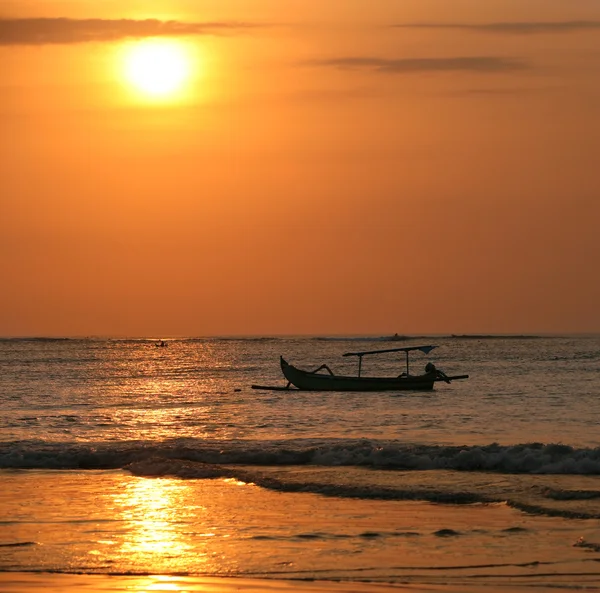 Barco à deriva em um pôr do sol — Fotografia de Stock