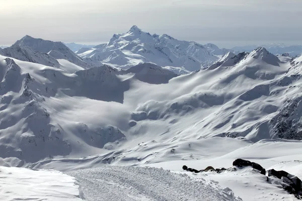 Berge im Schnee bei trübem Wetter — Stockfoto