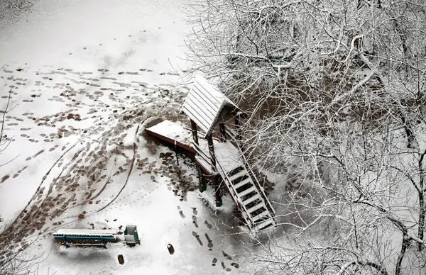 雪に覆われた裁判所のヤード — ストック写真