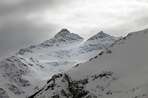Горы в снегу в облачную погоду — стоковое фото