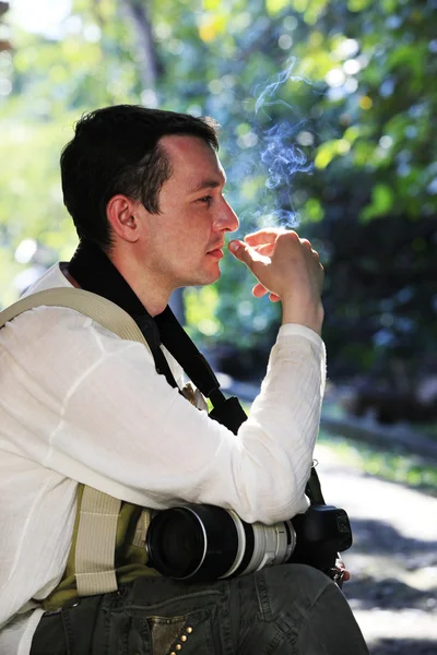 香烟的男人 — 图库照片