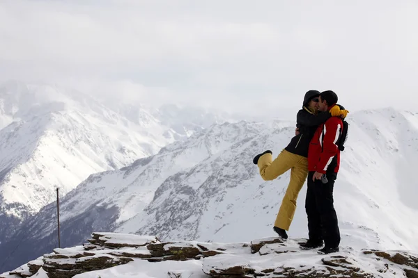Skiërs op de top van de berg — Stockfoto