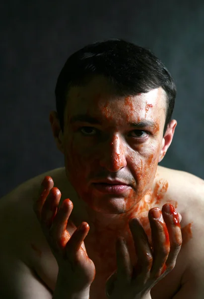 Uomo sporcato con una vernice rossa — Foto Stock