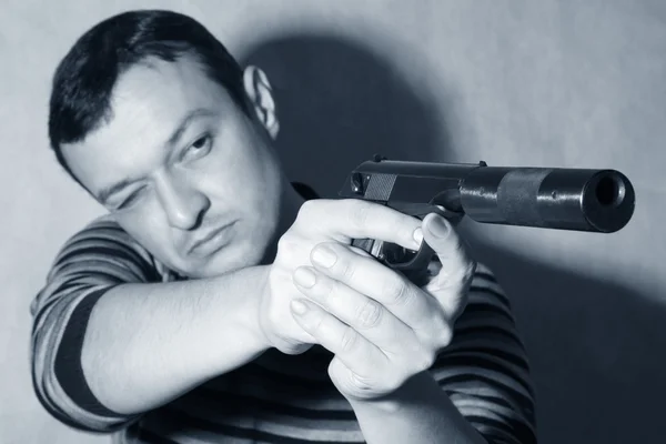 Muž s pistolí — Stock fotografie