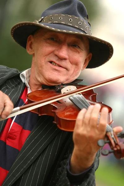 The man playing its violin — Stock Photo, Image
