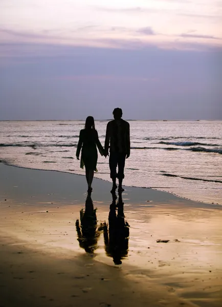 Imágenes de Sombras pareja playa, fotos de Sombras pareja playa sin  royalties | Depositphotos