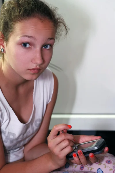 Νεαρό κορίτσι με το τηλέφωνο — Φωτογραφία Αρχείου