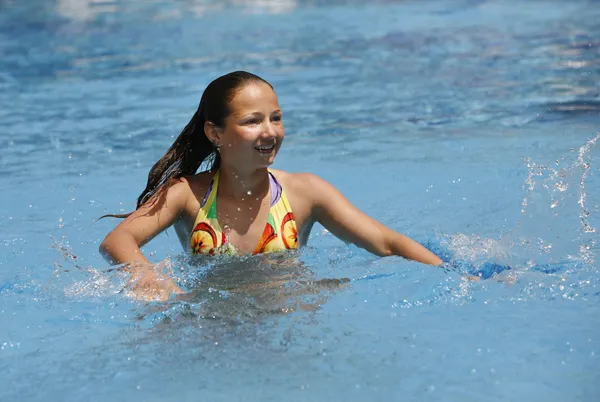 Menina - adolescente na piscina de água — Fotografia de Stock