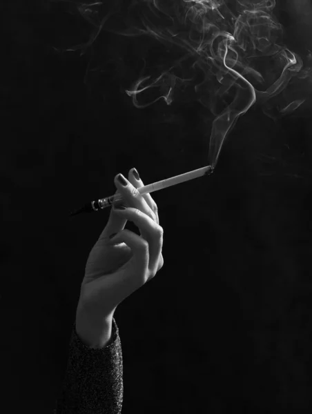 Hand med en cigarett — Stockfoto