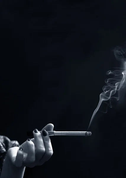 Mão com um cigarro — Fotografia de Stock