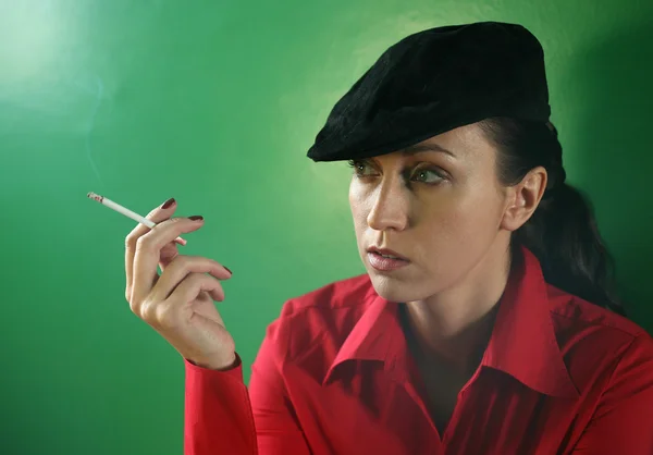 拿着香烟的女人 — 图库照片
