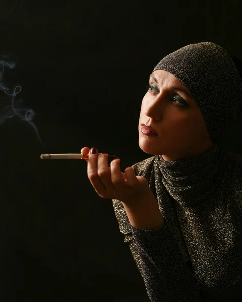 Senhora com um cigarro — Fotografia de Stock