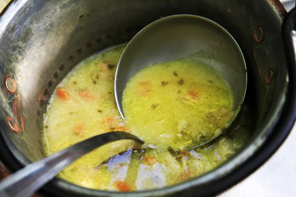 Tackjärns kastrull med soppa — Stockfoto