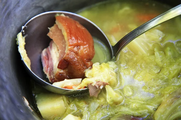Свиная кастрюля с супом — стоковое фото