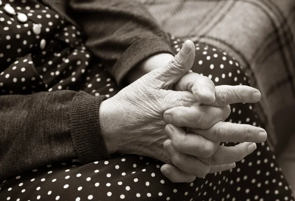 Mani della donna anziana — Foto Stock