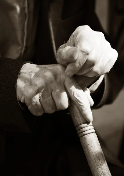 Handen van de oudere man — Stockfoto