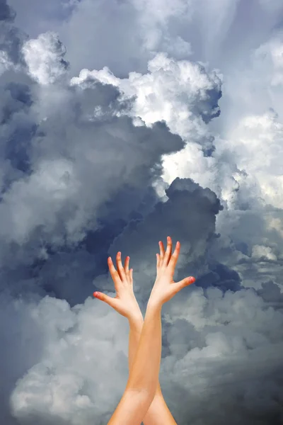 Ręce w niebo — Zdjęcie stockowe