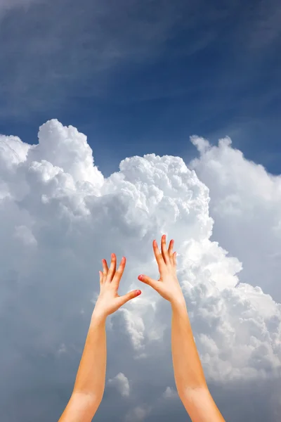 Hände in den Himmel — Stockfoto