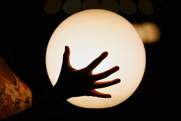 発光する球体で — ストック写真