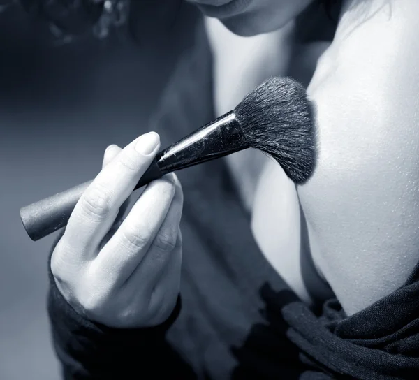 Βούρτσα για ένα μακιγιάζ σε ένα γυναικείο χέρι — Φωτογραφία Αρχείου