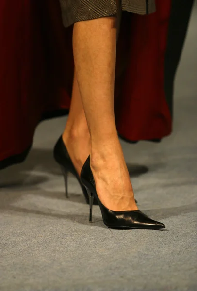 Nogi kobiety w czarnych butach — Zdjęcie stockowe