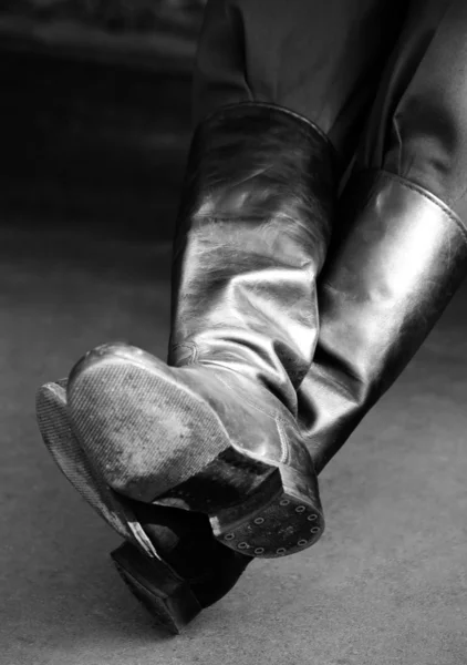 Армійський стиль чорні шкіряні чоботи — стокове фото