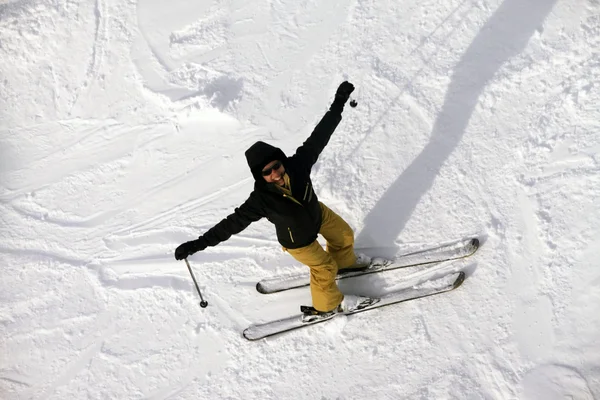 在山顶的滑雪者 — 图库照片