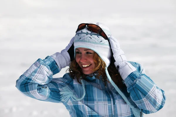 Лыжная девушка — стоковое фото