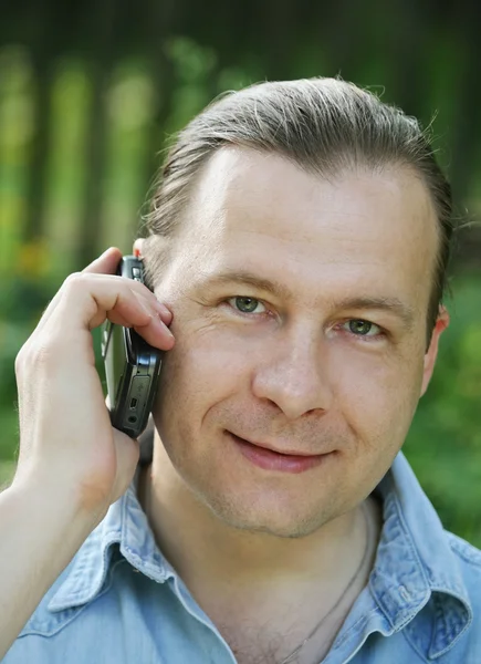 Homem com o telefone — Fotografia de Stock