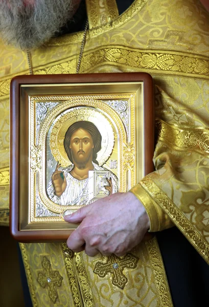 Kněz s ikonou Ježíše Krista — Stock fotografie