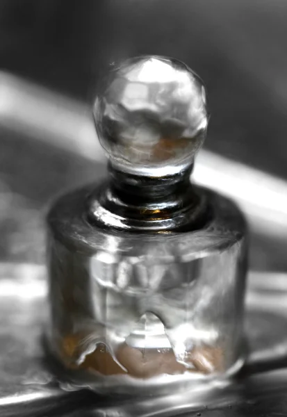 Бутилка для парфумерії — стокове фото