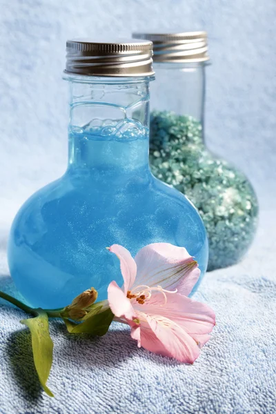 Шампунь и соль для ванн — стоковое фото
