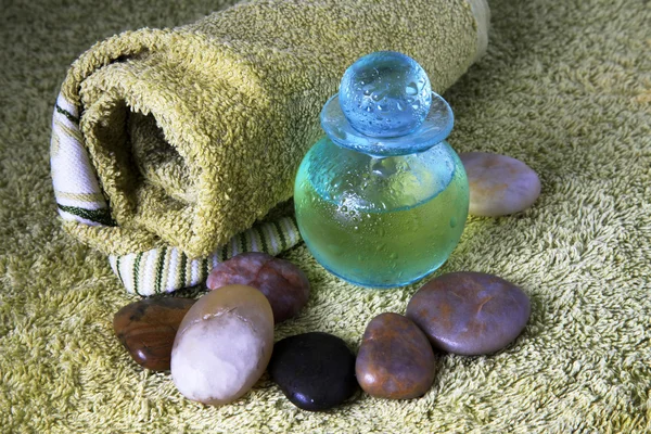 Bouteille bleue avec huile de massage — Photo