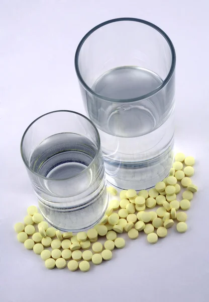 Tabletten en een glas — Stockfoto